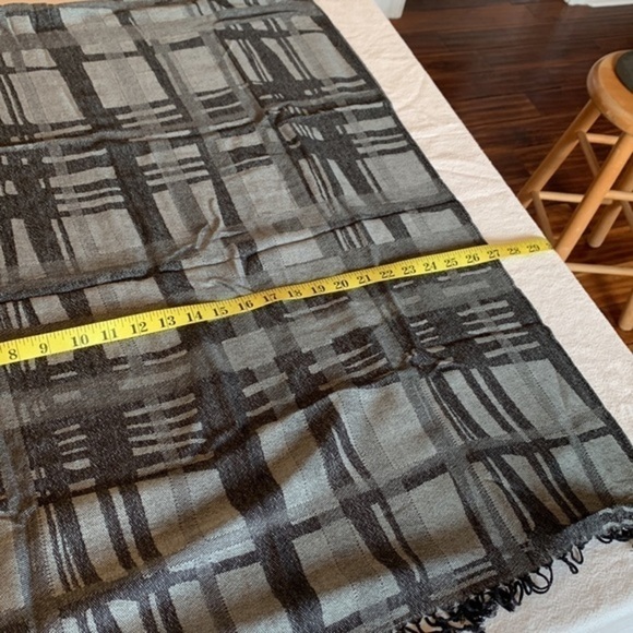 💐5/25 thick warm scarf wrap neutral gray black plaid soft nice quality - Picture 4 of 9